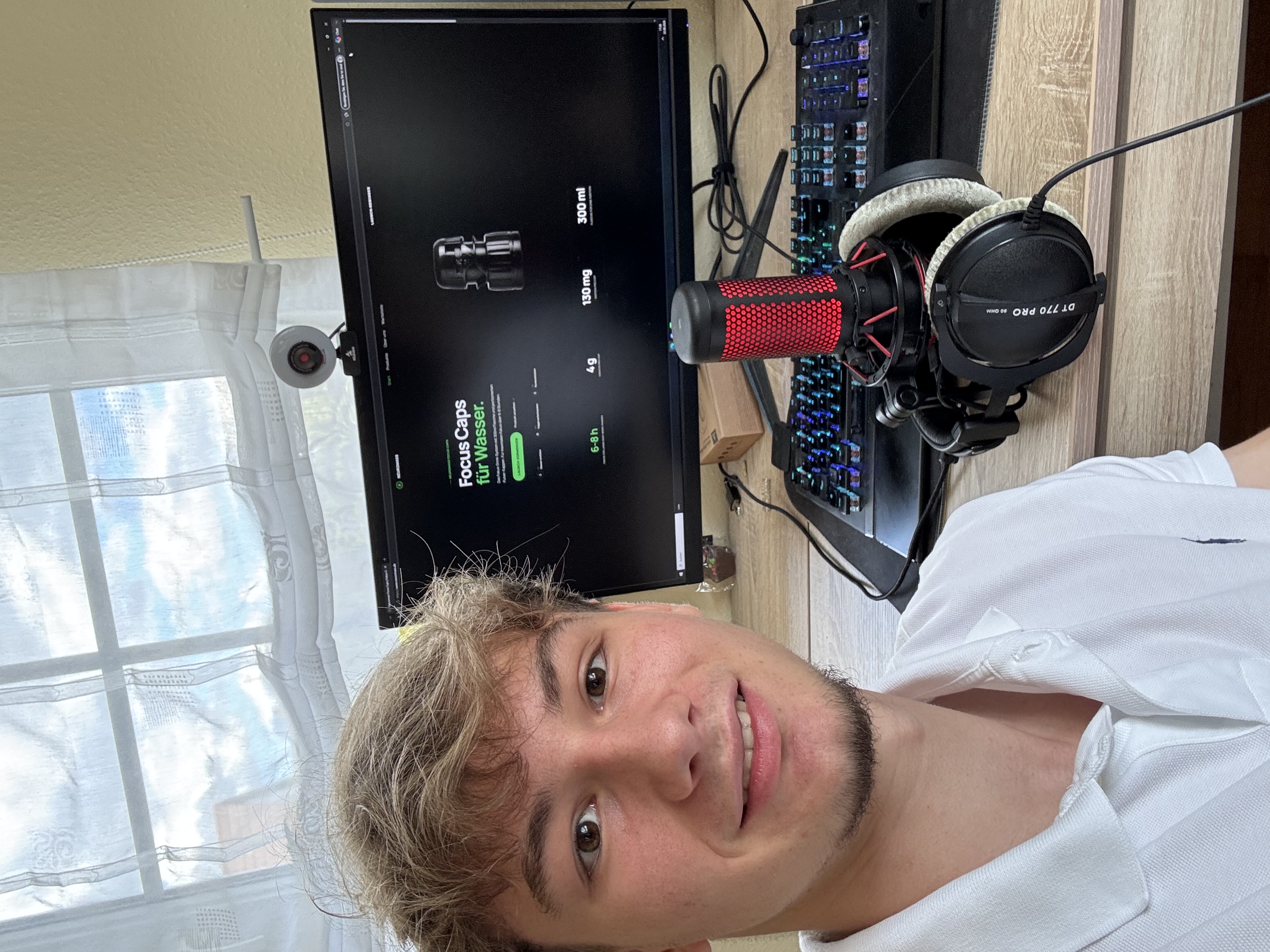 Henning, Gründer von Neuromass, an seinem Arbeitsplatz vor der Focus Caps Website